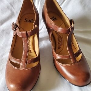 Vintage Sofft Tan Leather T-Strap Pumps